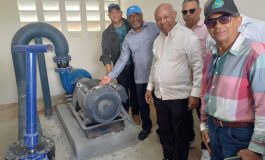 Director IAD entrega dos electrobombas a parceleros de proyecto arrocero en Caobete, Pimentel