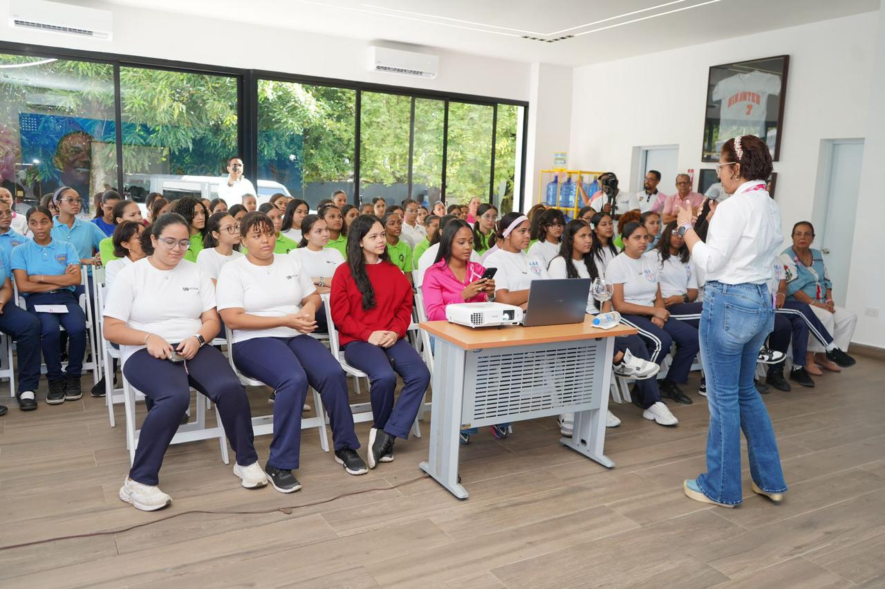 Senador Carlos Gómez y el equipo de gestión social realizaron charla para prevención del Cáncer de Mama