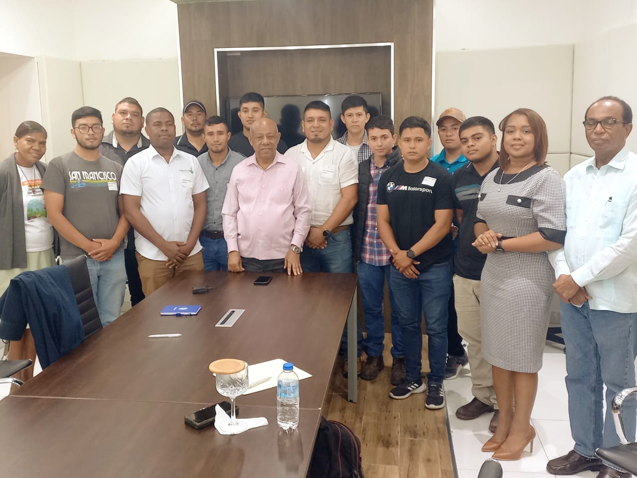 Director IAD recibe estudiantes agronomía de Guatemala